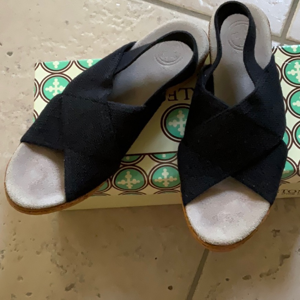 Charleston Shoe Co. Atlantic Black Linen Sandals - Picture 5 of 5